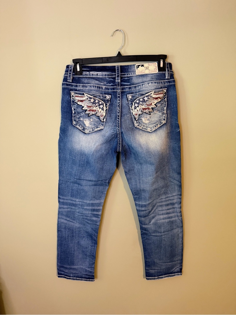 Like New Miss Me Mid-Rise Easy Crop Jeans American Flag Wing Pockets 26” Inseam